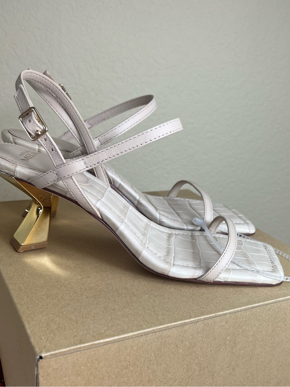 Antonio Melani Fran cream sandals square toe leather shoes golden heel size 7.5